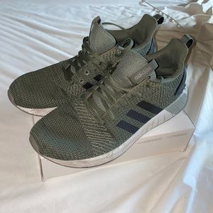 Adidas’s cloud foam athletic shoe (Size 12)